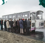 846168 Afbeelding van de introductie van nieuwe werknemers van de provincie Utrecht tijdens een excursie per bus door ...